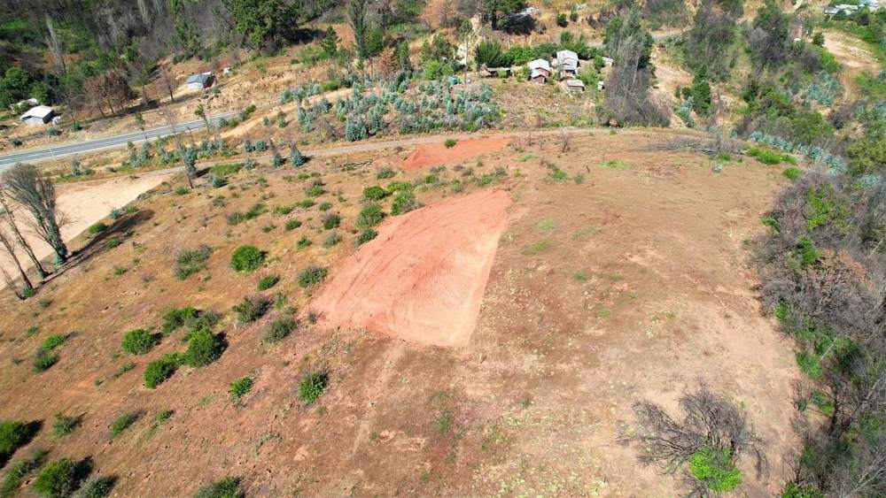 Ladera y plataforma despejada, vista desde el aire.